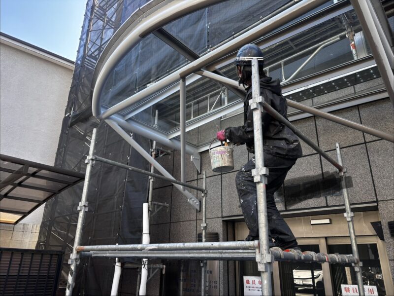 【中野区 中野】足場が組めない場所でもOK！移動式「ローリングタワー」で鉄骨塗装