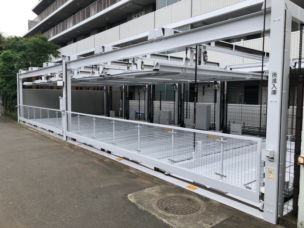 タイヤ跡の残りにくい塗料で塗装を！世田谷区北烏山の機械式立体駐車場塗装3区画目の仕上げ塗装を進めております。