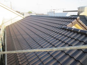 足立区六木　セメント瓦塗装工事　セメント瓦は塗装が必要です。