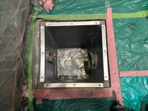 【東京都中央区　エレベーターピット内清掃・下水口内部清掃、防水】下水口内の損傷でエレベーターピット内が浸水？！