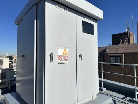 【東京都目黒区　キュービクル内外塗装】内部の塗装は停電する必要がある為、夜間作業で行います。