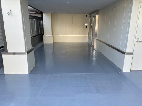 トランクルーム車庫内の防塵塗装　タイヤの摩耗にも耐える高耐久塗床材ヌルサットで塗装