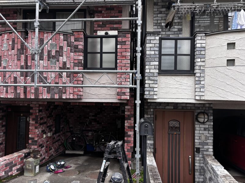 世田谷区松原で建物間25cmの足場架設!「狭くて塗装不可」と断られた方へ