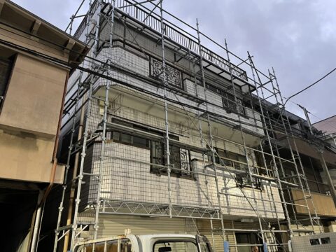 本日北区赤羽にて足場の架設工事！外壁からの雨漏りが発生している外壁の塗装工事になります。