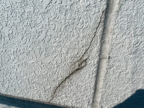 サッシからの雨漏りの原因は実は外壁のクラックのせいかもしれません。@北区赤羽南の外壁塗装工事