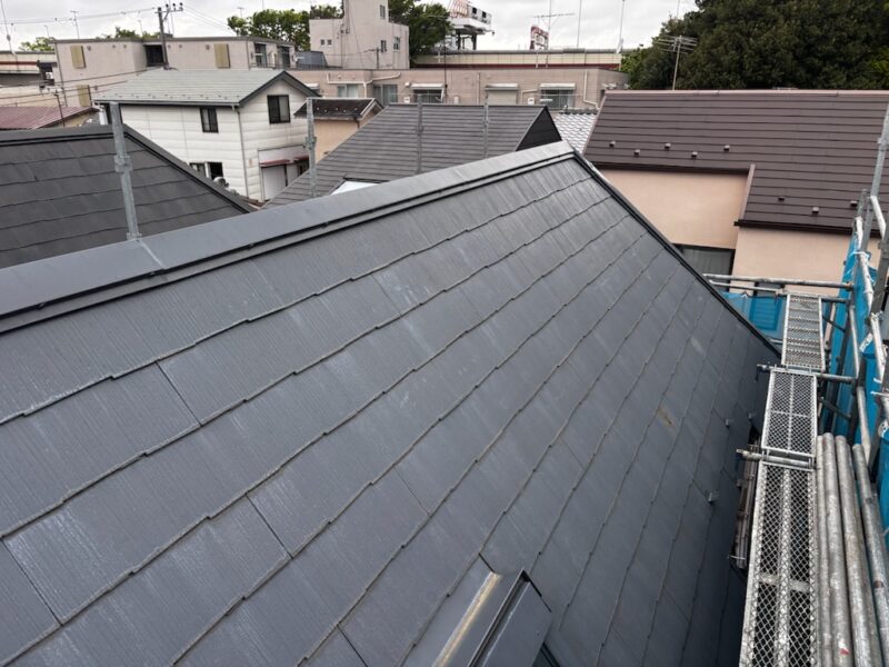 世田谷区松原の外壁塗装現場。急勾配の屋根と、これからメンテナンスを行う棟板金の様子