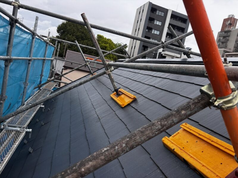 既存の外壁足場に連結し、安全に作業できる状態になった急勾配屋根用の屋根足場（完成）