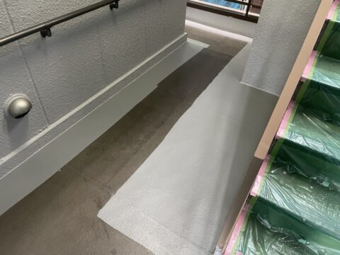 集合住宅の共用部廊下の床の塗装方法は？北区赤羽南の共用部廊下の床塗装