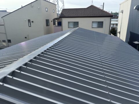 倉庫の折半屋根の塗装は遮熱塗装が当たり前！？埼玉県八潮市の倉庫屋根遮熱塗装工事