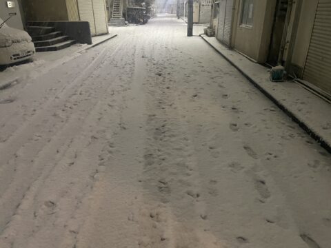 大雪です。明日は施工中の現場の雪かきをして工事の遅れを最小限にしなければ！＠大雪による外壁塗装や防水工事への影響は？