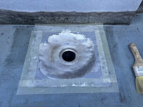 改修ドレンを固定し、補強のメッシュテープを貼る