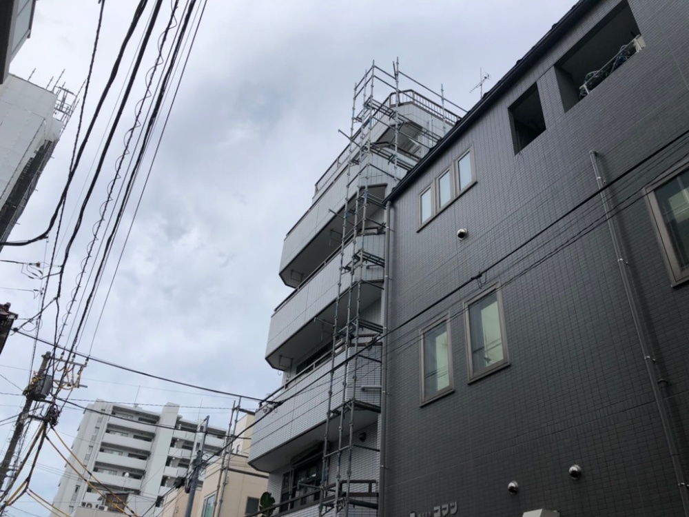 荒川区東日暮里で外壁タイルの改修工事が始まります。両側壁面の2面の工事になります。