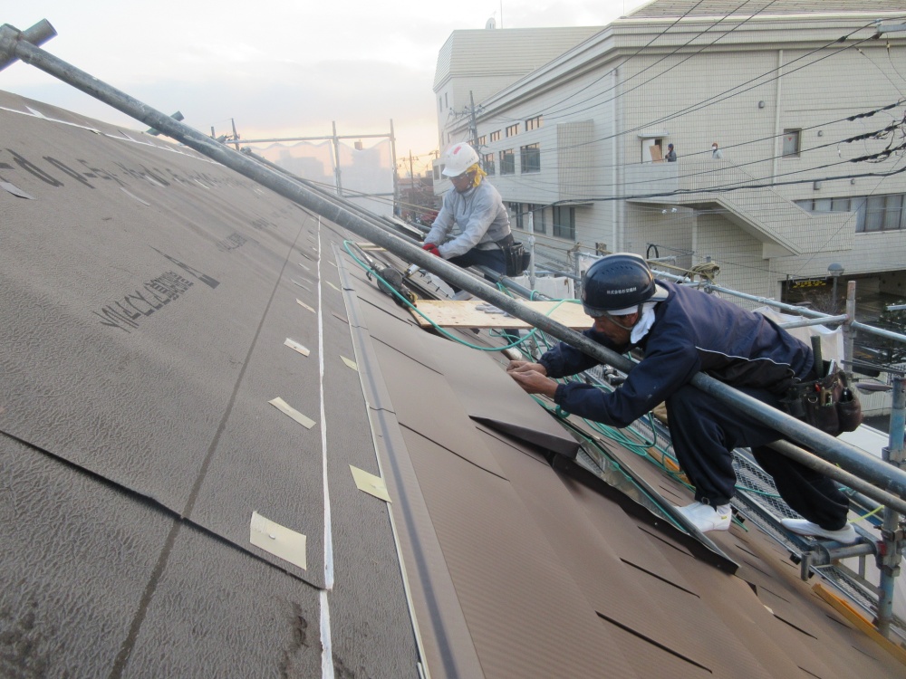 雨漏り発生　足立区で屋根の葺き替えはセイルズにお任せ　屋根カバー工法