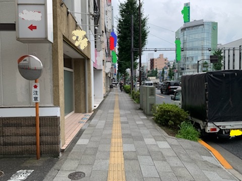 架設足場の設置の際に歩道を使用する場合には道路占用許可と道路使用の届け出が必要になります。