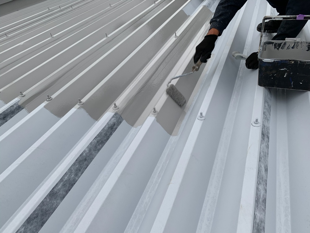 折半屋根の塗装中に雨が・・・
