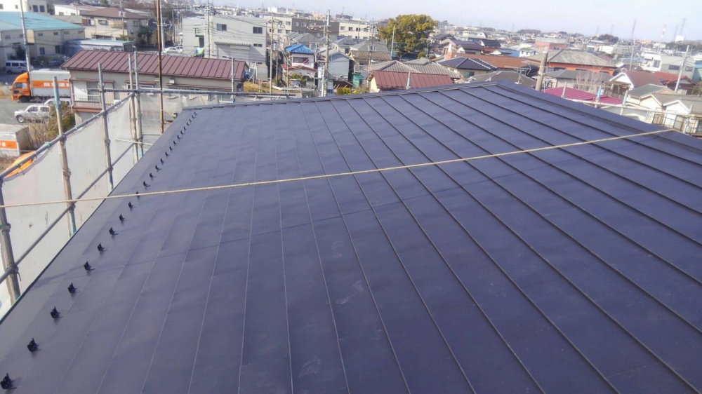 埼玉県川口市の屋根の葺き替え（ガルバリウム鋼板カバー工法）はセイルズにお任せ！！