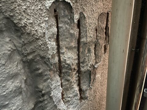 外壁が浮いているように感じたら要注意！！外壁の改修が必要な理由は？＠中央区新富の外壁塗装工事（爆裂補修）