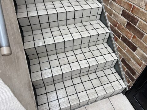 【足立区鹿浜】温水高圧洗浄で玄関タイルの黒ずみ・油汚れを徹底除去！