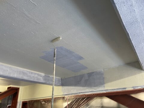 明日もまた雪？今週は天気があまり良くないので駐車場内の天井と壁を塗装しております。@中央区新富の外壁塗装工事