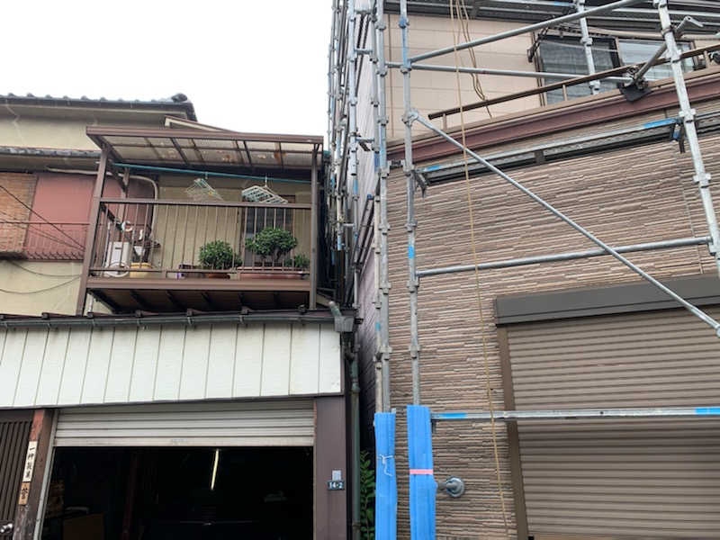 隣地とのスペースが狭くて足場を断られてしまった。/台東区根岸の外壁塗装工事が始まりました。