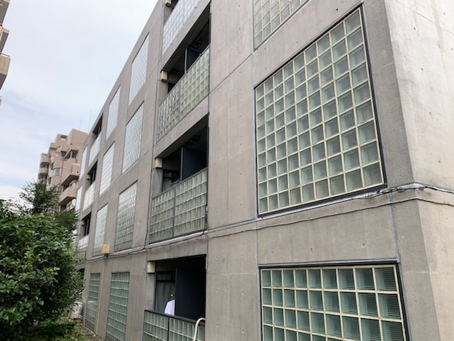 世田谷区桜丘で集合住宅の外壁改修工事　雨漏りが発生している2棟を同時施工