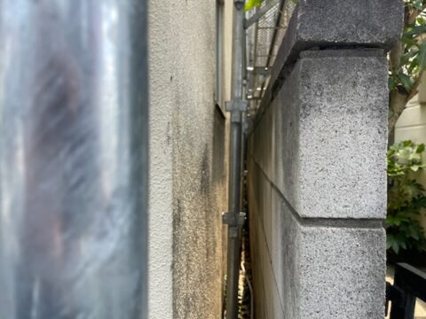 敷地が狭い場所での足場の架設方法は？有効敷地が20センチの足場の架設