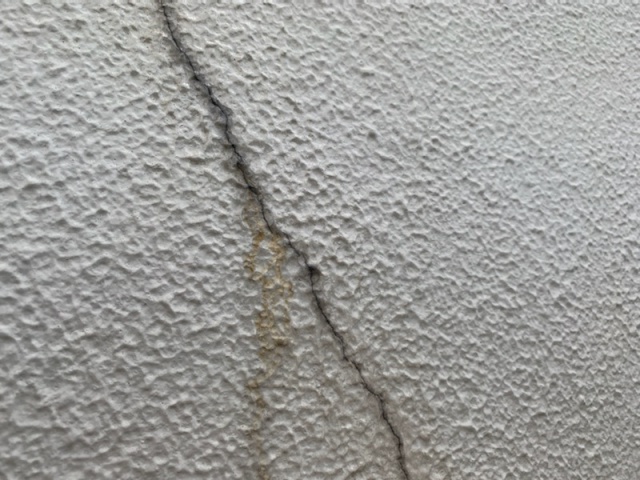 クラックからの錆は雨水の侵入のサイン！！荒川区南千住の外壁改修工事はシーリング施工中