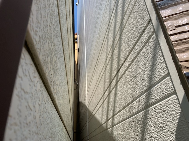 隣地との隙間が狭すぎて全ての業者に外壁塗装を断られた！？台東区根岸の狭小面の外壁塗装