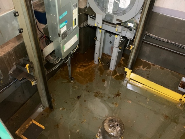 エレベーターピットに雨水が侵入！！機械への影響が出てしまう前にエレベーターピットの排水作業を！！