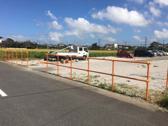 茨城県の駐車場で単管フェンスとネットフェンスと車輪止めを設置してきました。