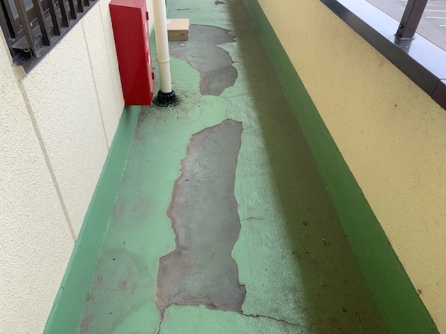 共用部廊下の塗膜が剥がれや亀裂は下地の不良が原因か？？/茨城県常総市の共用部改修工事