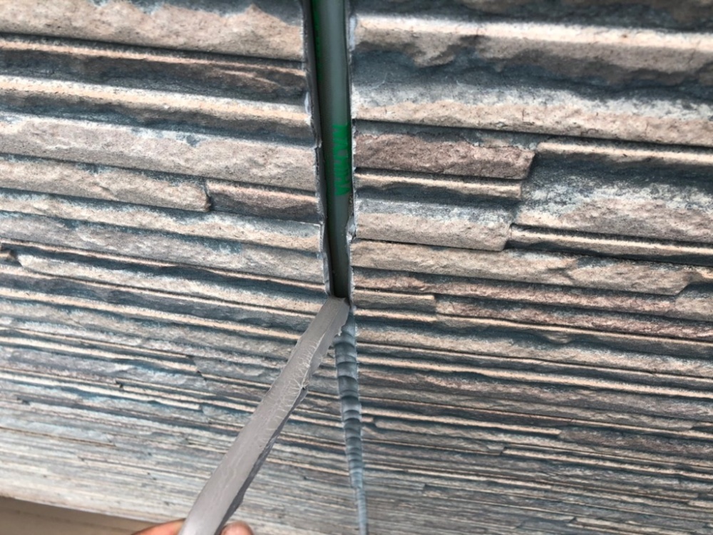 自社職人施工の強み！！台東区根岸の狭いスペースでシーリング工事を施行からの屋根塗装