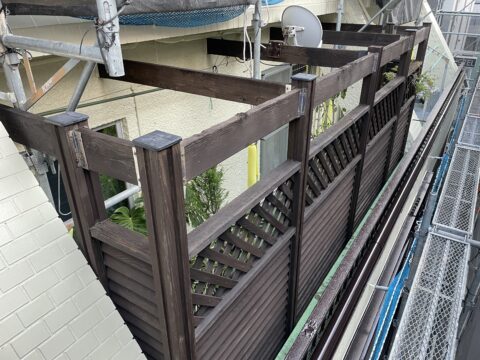 木製フェンスの塗装は防虫、防腐効果のあるキシラデコールで保護塗装