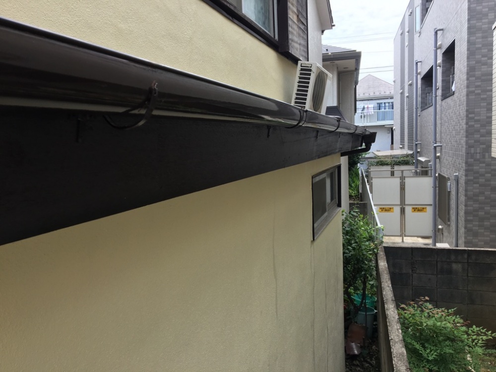 古くなった破風板も塗装で建物の印象が変わります。/大田区東矢口