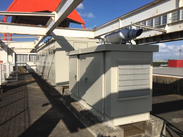 海の近い塩害地域のキュービクルや発電機などの設備機器塗装は高耐久塗料を使用して設備機器を保護します。