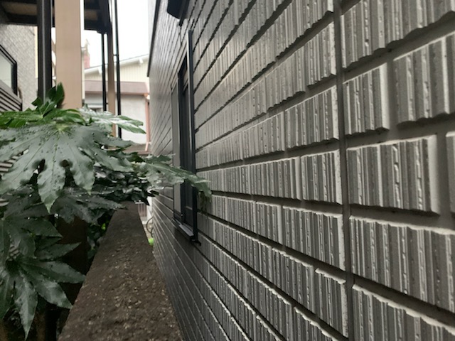 足立区千住で劣化した外壁のシーリング打ち替え工事が始まります。/狭い敷地の足場架設もOK！！