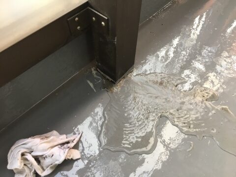 ベランダルーフの柱から水が出てくる・・・。手すりや柱の中へ雨水の侵入