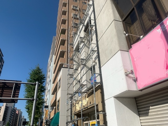 隣地とのスペースが狭く今まで施工ができなかった足立区千住の外壁塗装工事