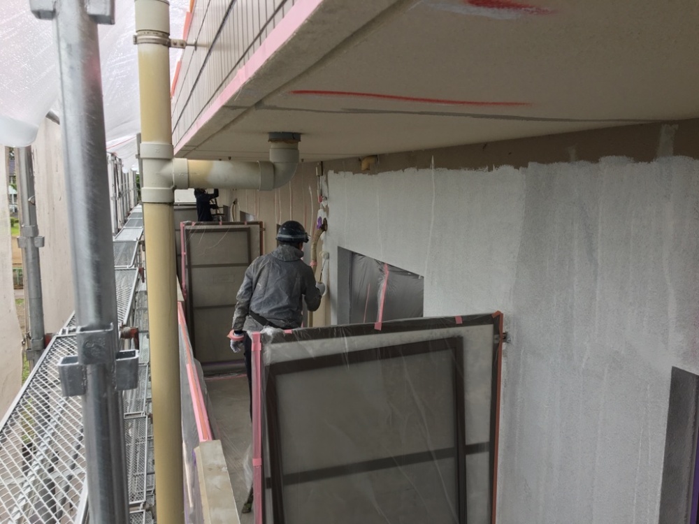 水性シリコンで外壁塗装 雨養生のおかげで作業を進めることができました 外壁塗装 防水工事は株式会社セイルズ 地域no1宣言 外壁塗装 防水工事 は 足立区の セイルズ