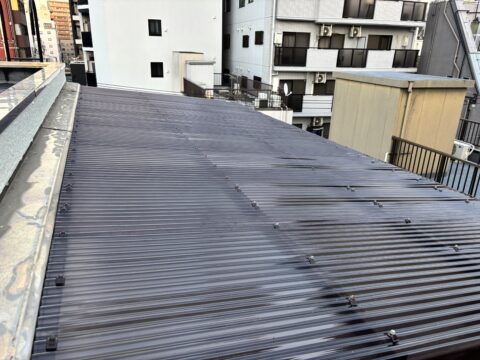 台東区入谷の波板屋根張替え工事｜経年劣化した波板の交換は足立区鹿浜のセイルズへ