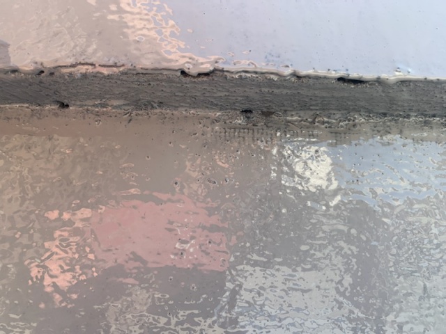 乾燥の早い防水材を使用して会社の休日に防水工事の施工を進めます。荒川区南千住の防水工事