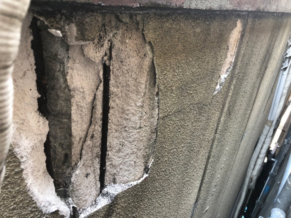 外壁は手をかけずにしておくとどんどん劣化が進行してしまいます。狭いスペースの架設はセイルズにおまかせ！！