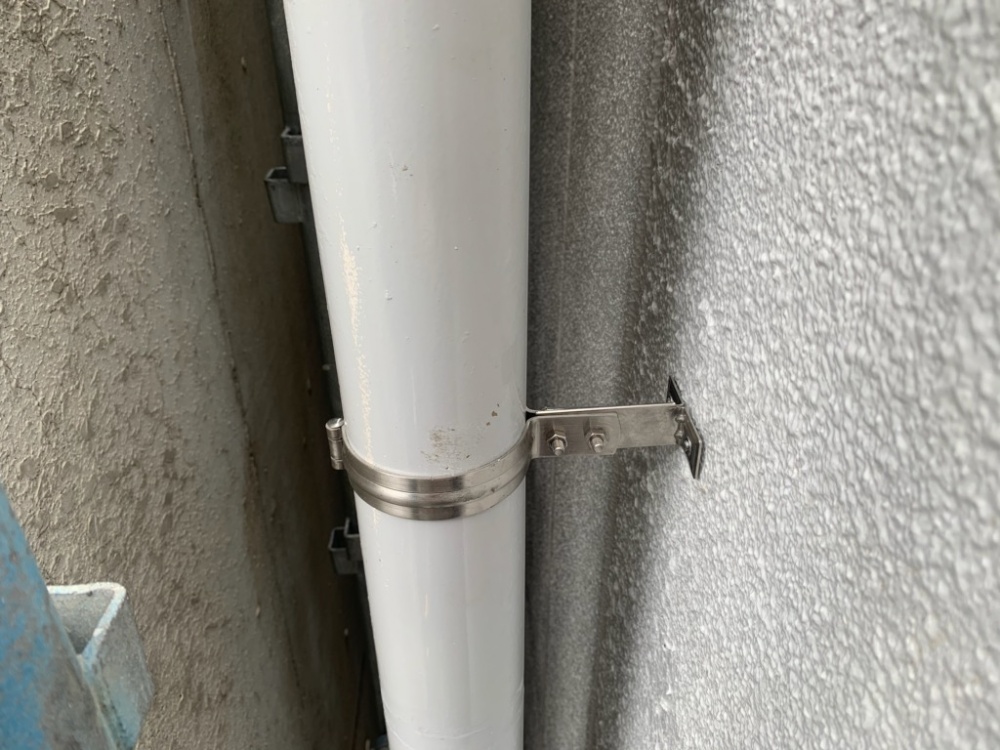 配管のバンドの錆びが気になりませんか？？バンド交換で今後の錆汚れの心配なし！！