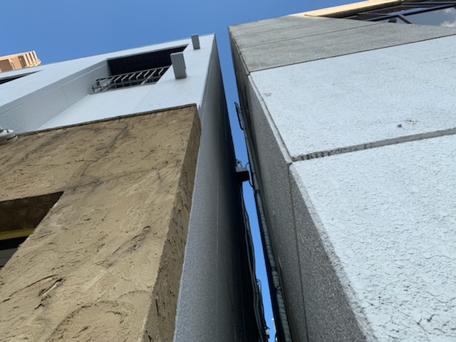 隣地スペースが狭く今まで工事ができなかった外壁の改修工事/足立区千住の外壁塗装