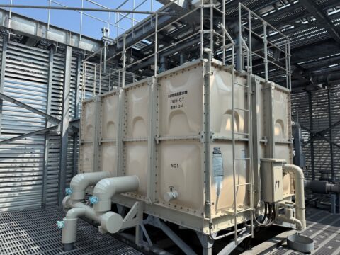 【東京都千代田区】屋上貯水タンクの塗装工事｜FRP劣化による表面補修