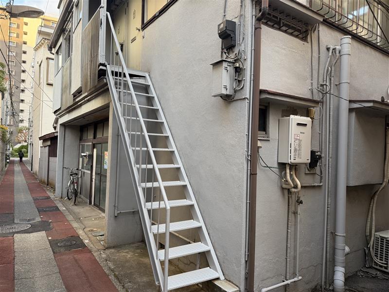 アパートの鉄骨階段が錆びる前に！江東区大島で鉄部塗装工事を実施しました【外壁塗装店セイルズ】