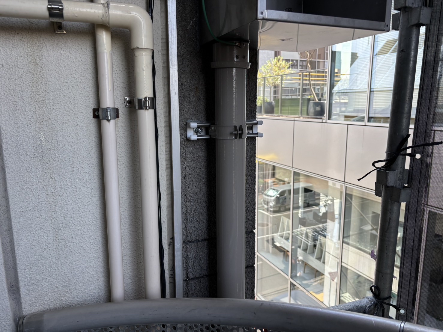 【港区】配管塗装|見えない部分まで丁寧に