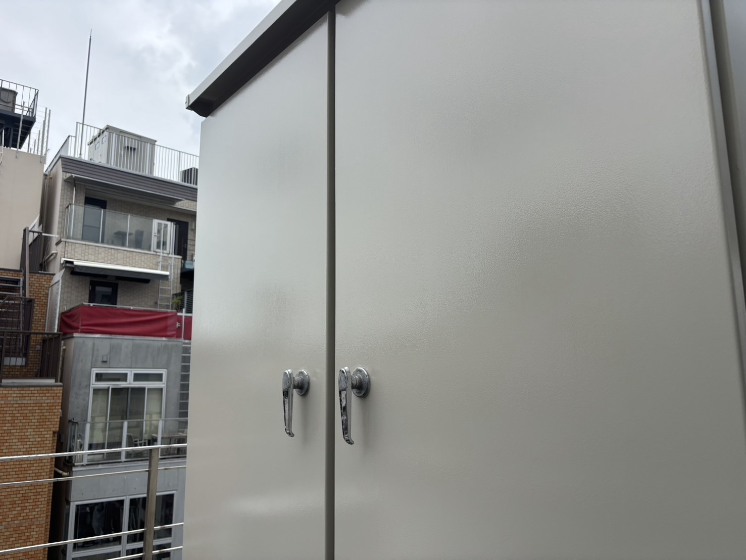 【新宿区】ビルキュービクルの塗装工事｜電力インフラを守る高耐久防錆メンテナンス