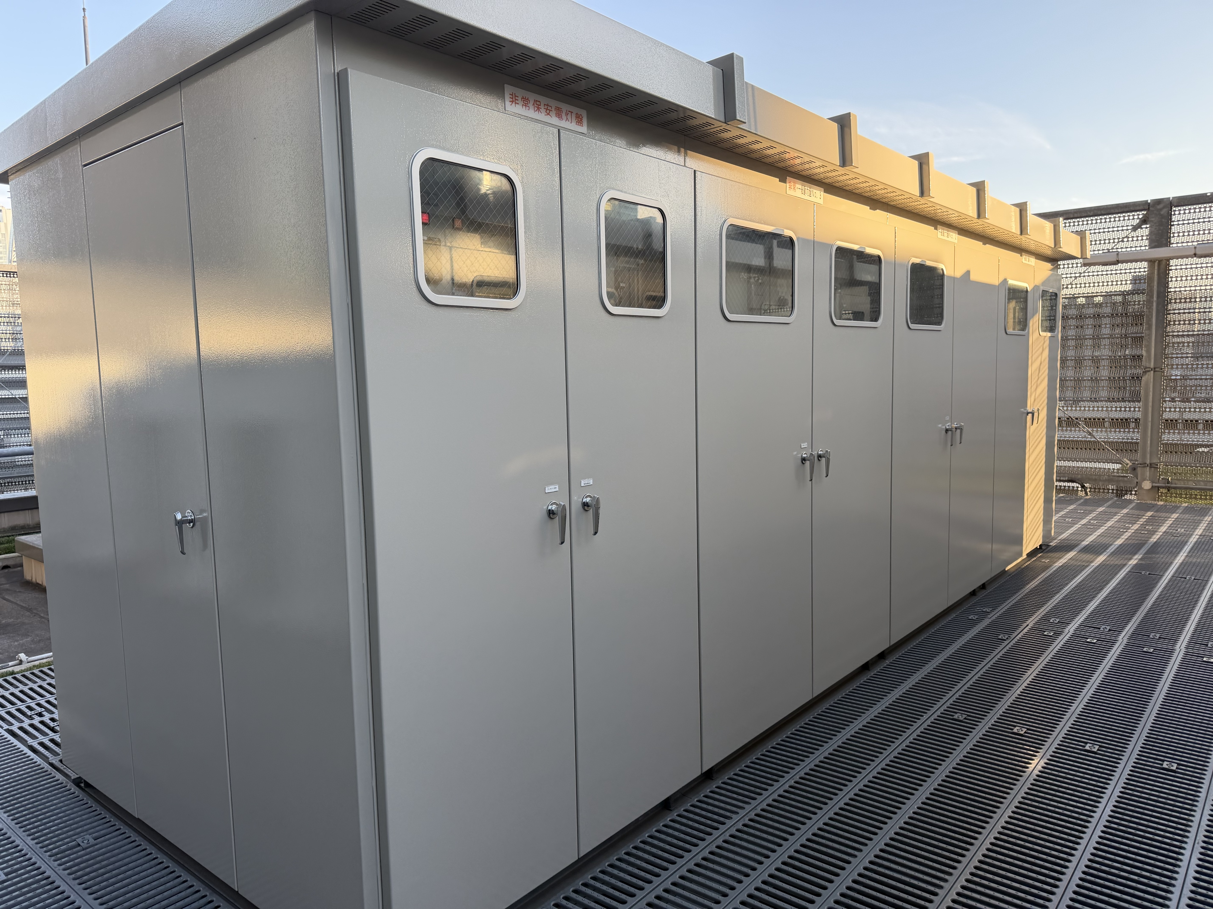 【港区】ビルキュービクル(2台)の塗装工事|受電設備を守る高耐久防錆メンテナンス