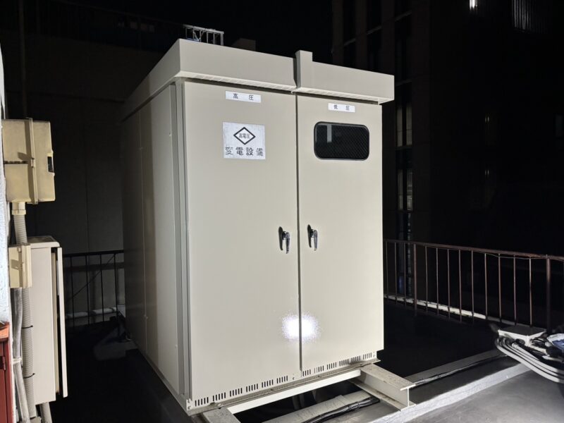 中央区銀座のビル｜キュービクル内部床塗装・外部塗装